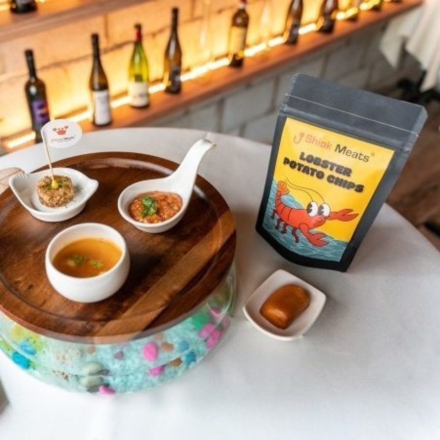 Duurzaamheid nl Shiok Meats Crab Cake and Chilli Crab complemented by Lobster flavored Potato Chips and Tom Yum Shrimp Soup