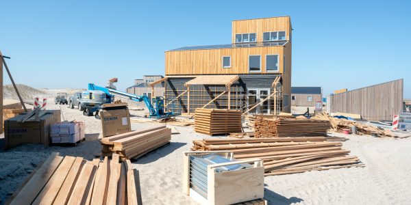 Het plaatsen en afbouwen van de gebouwen op de Marker Wadden