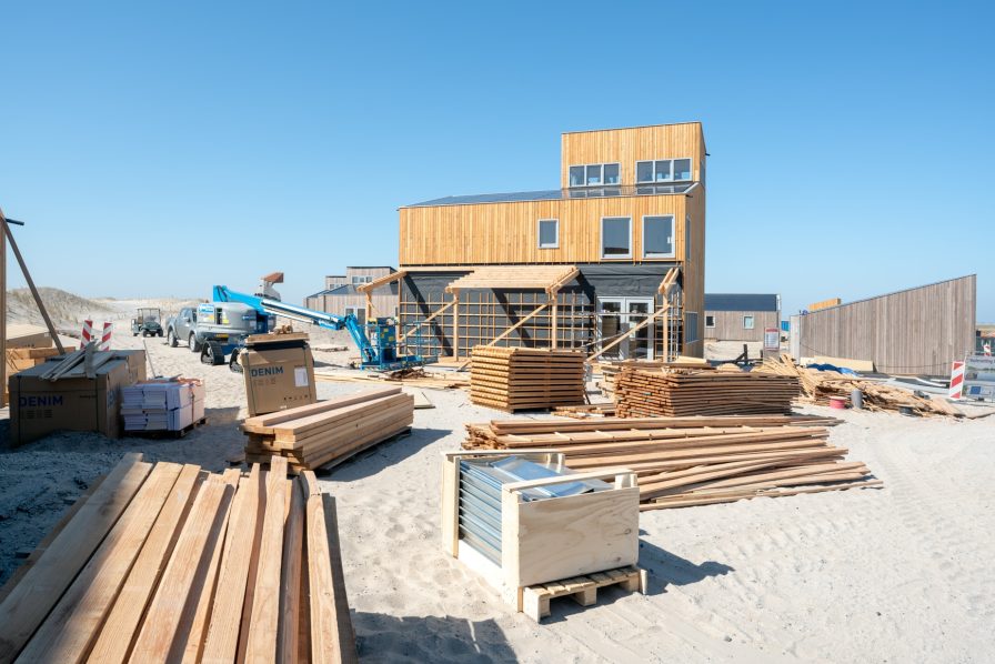 Het plaatsen en afbouwen van de gebouwen op de Marker Wadden